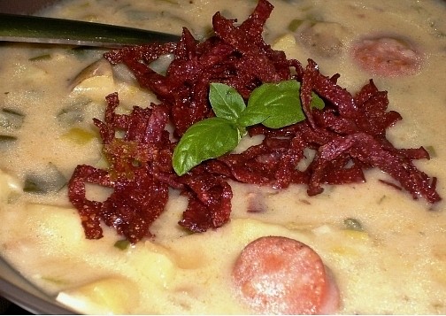 Bramborovo-pórková polévka s klobásou