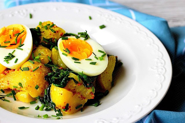 Bramborový salát s vejci a špenátem