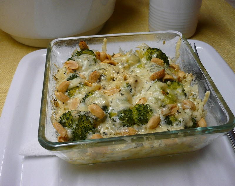 Brokolice zapečená s oříšky a směsí sýrů