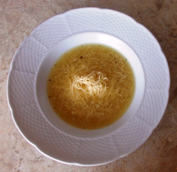 Cibulová polévka se strouhaným sýrem