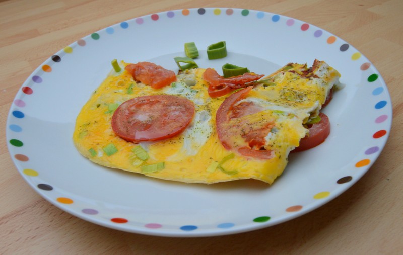 Jednoduchá vaječná omeleta s rajčaty