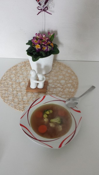 Jednoduchá zeleninovo-luštěninová polévka