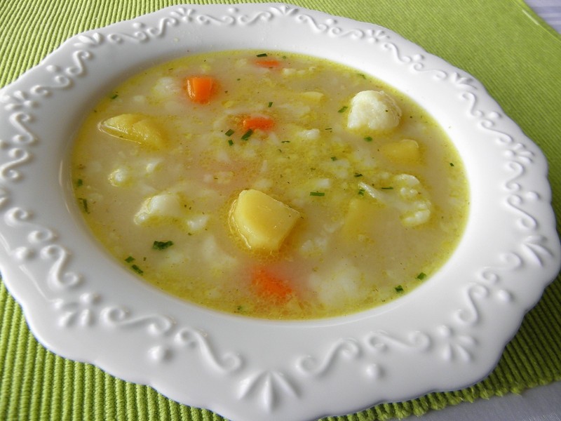 Jemná bramborová polévka s květákem