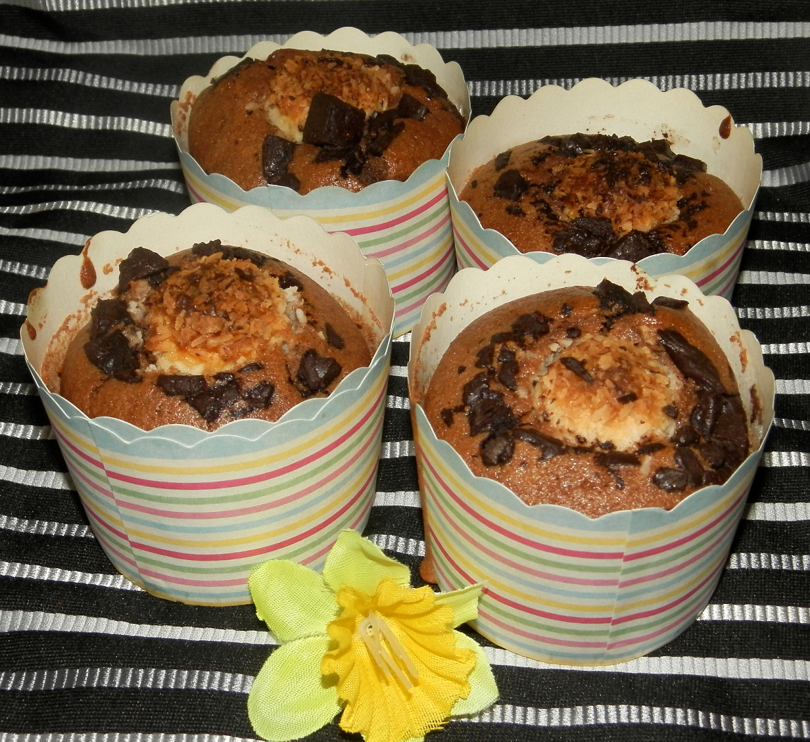 Kakaové muffiny s čokoládou a kuličkou rafaelo