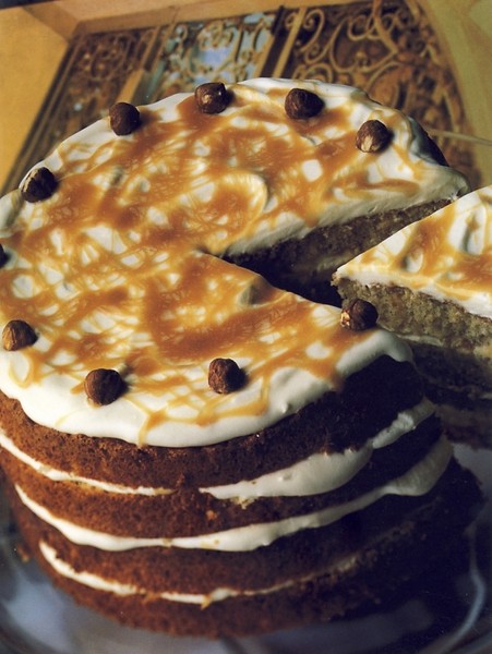 Karamelový dort s lískovými oříšky