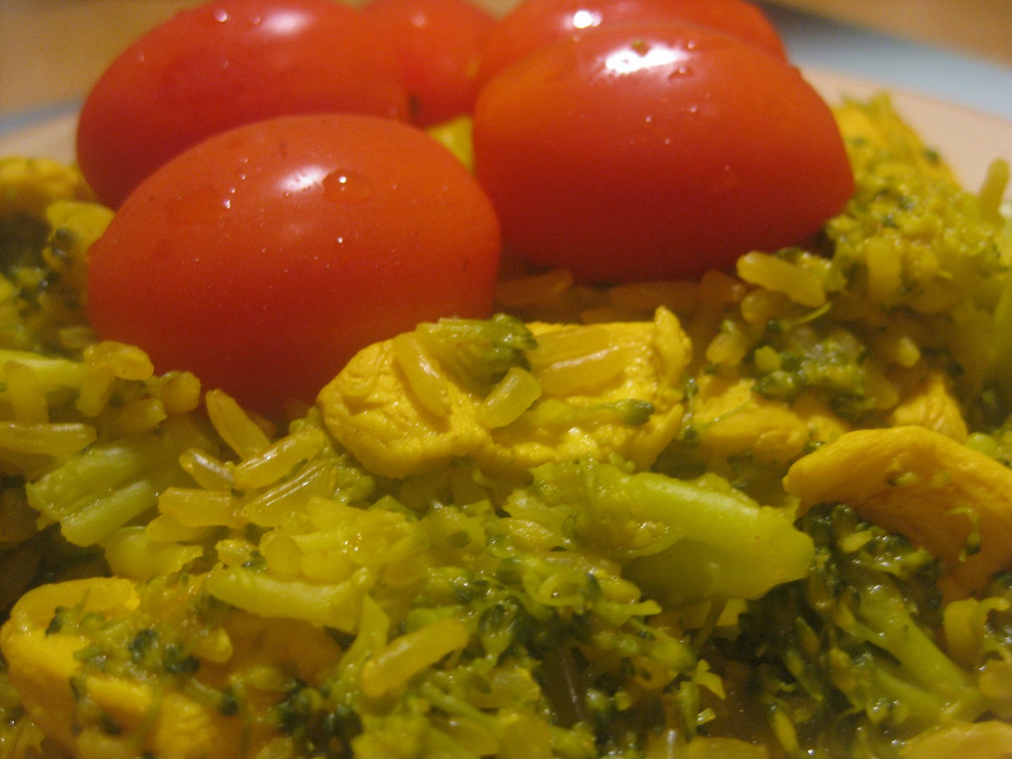 Kuřecí kousky s brokolicí, rýží a kurkumou v jedné pánvičce