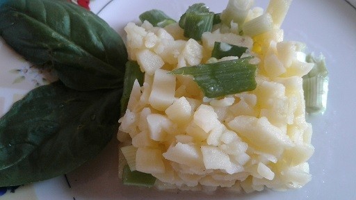 Lehký bramborový salát s jarní cibulkou