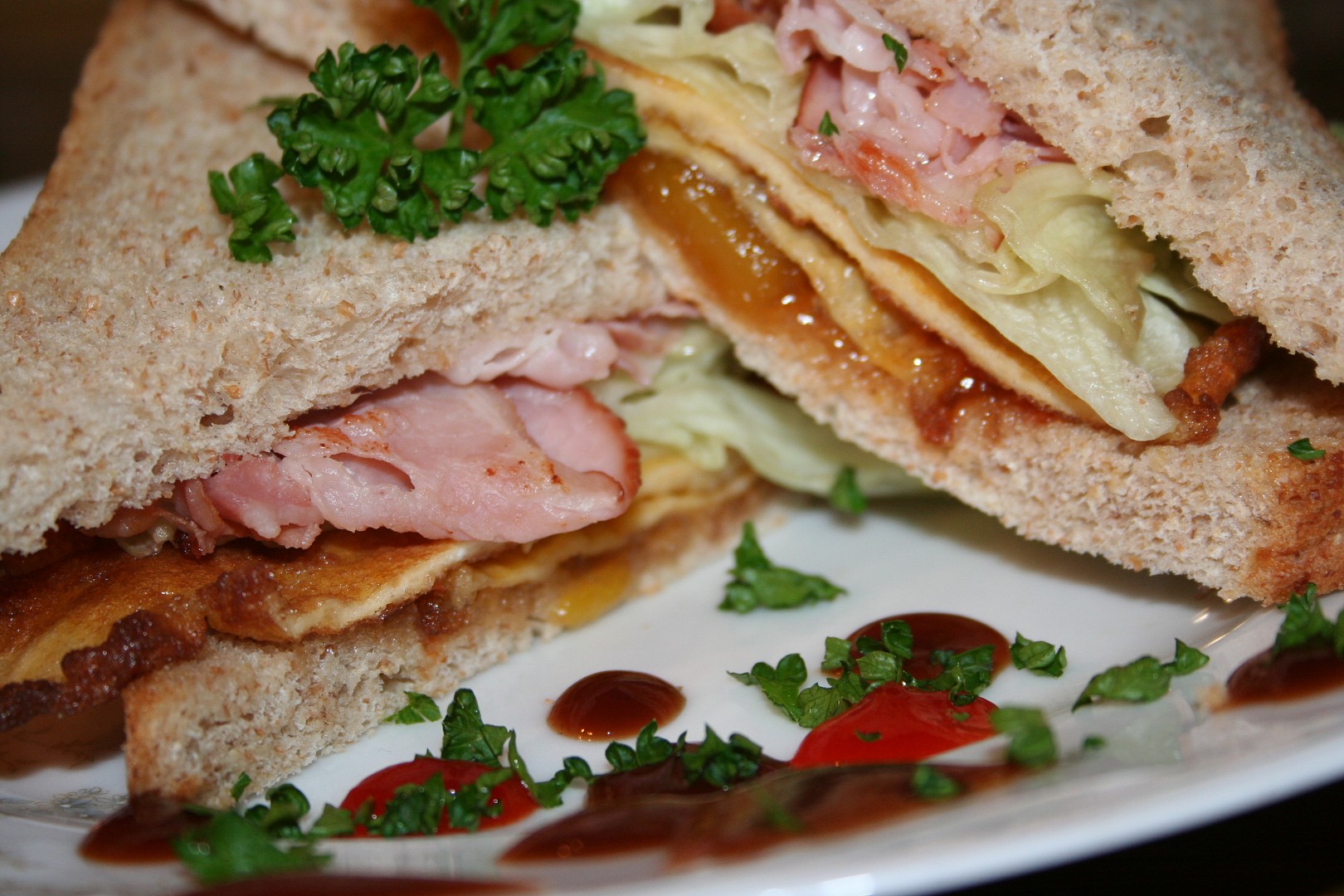 Listerův sendvič se smaženkou, chilli a čatní