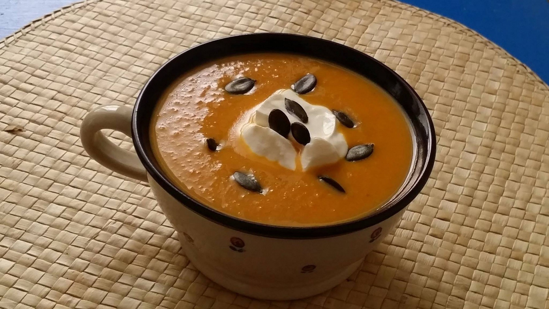 Mrkvovo-cizrnová polévka s kari a čerstvým zázvorem