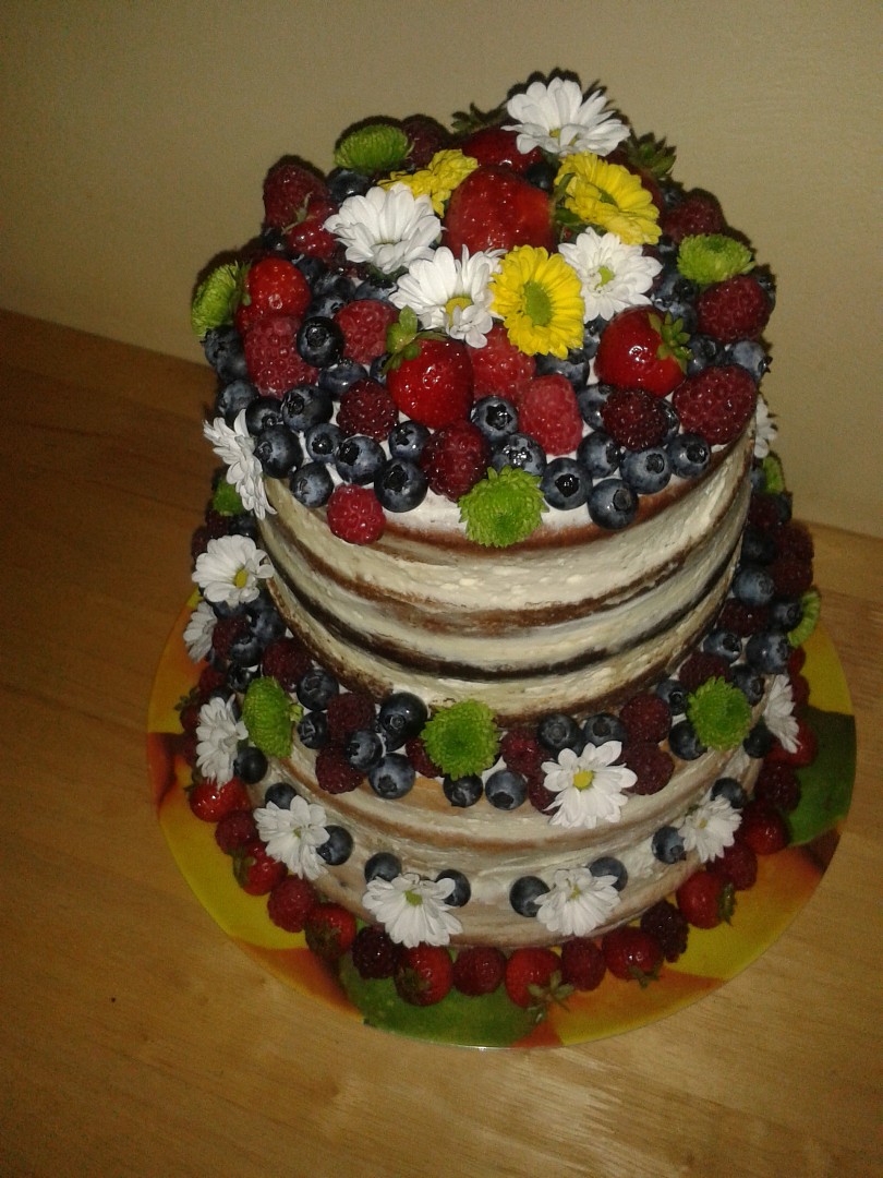 Nahý dort s ovocem