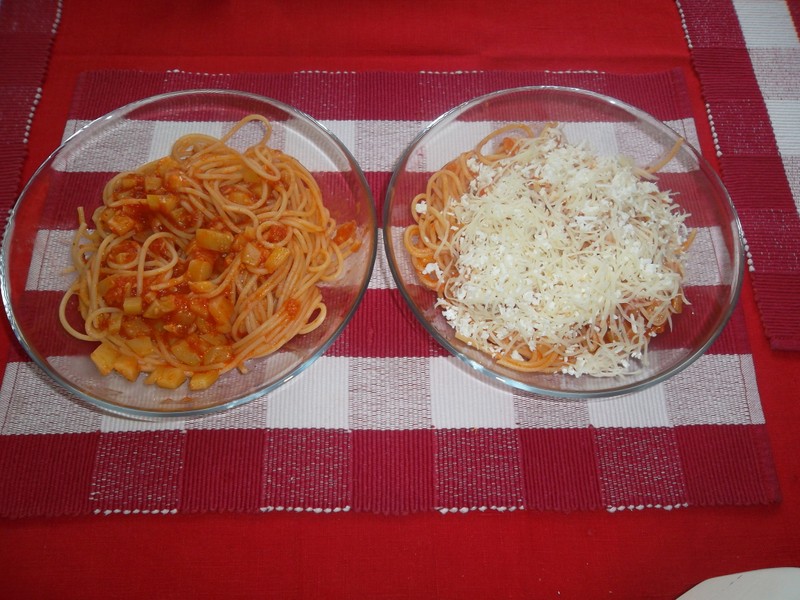 Omáčka na špagety s cuketou a rajčaty
