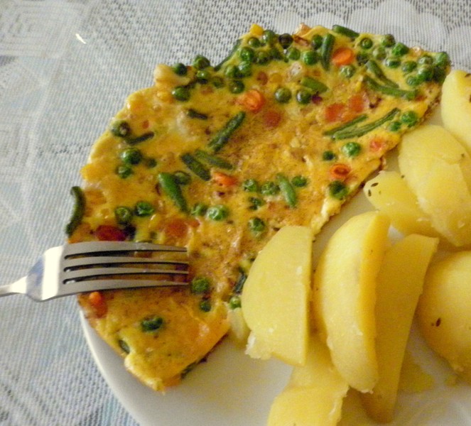 Omeleta s pestrou zeleninou