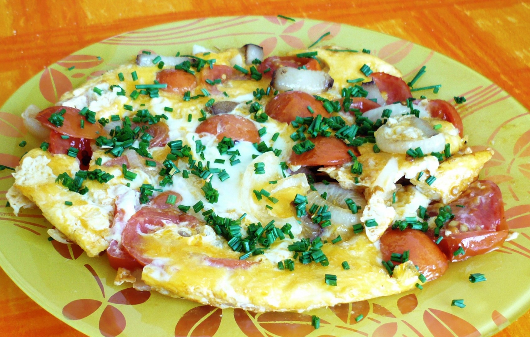 Omeleta se rajčetem a anglickou slaninou