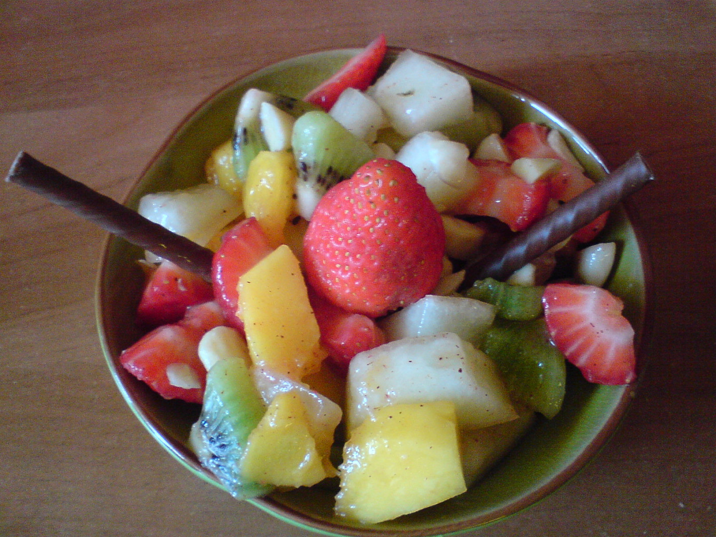 Osvěžující ovocný salát s mandlemi