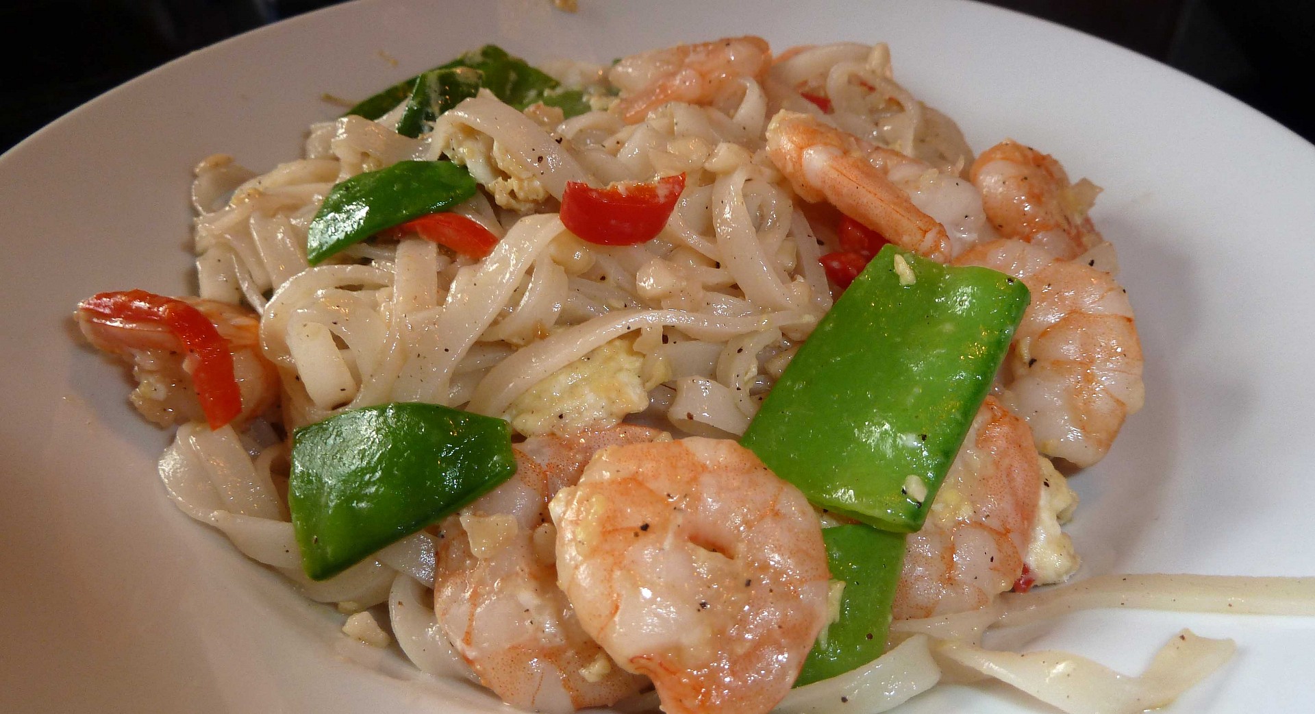 Pad Thai nebo opékané rýžové nudle s krevetami a zeleninou