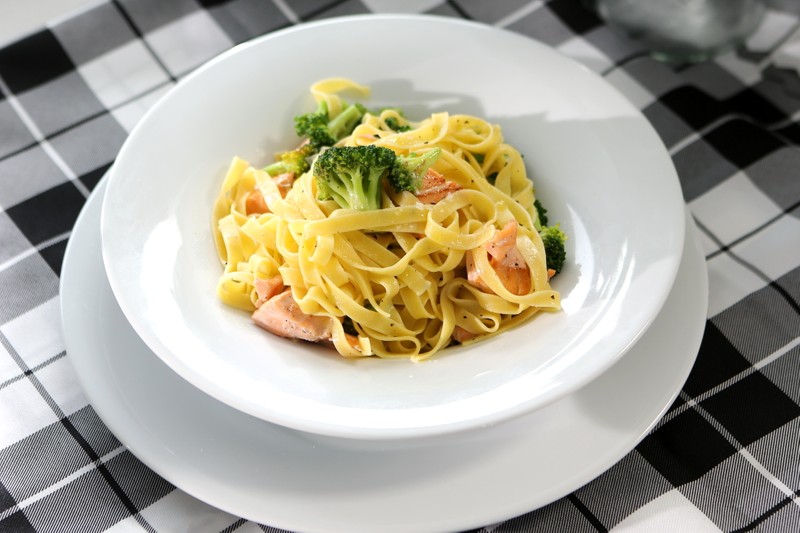 Pasta s brokolicí a kousky lososa