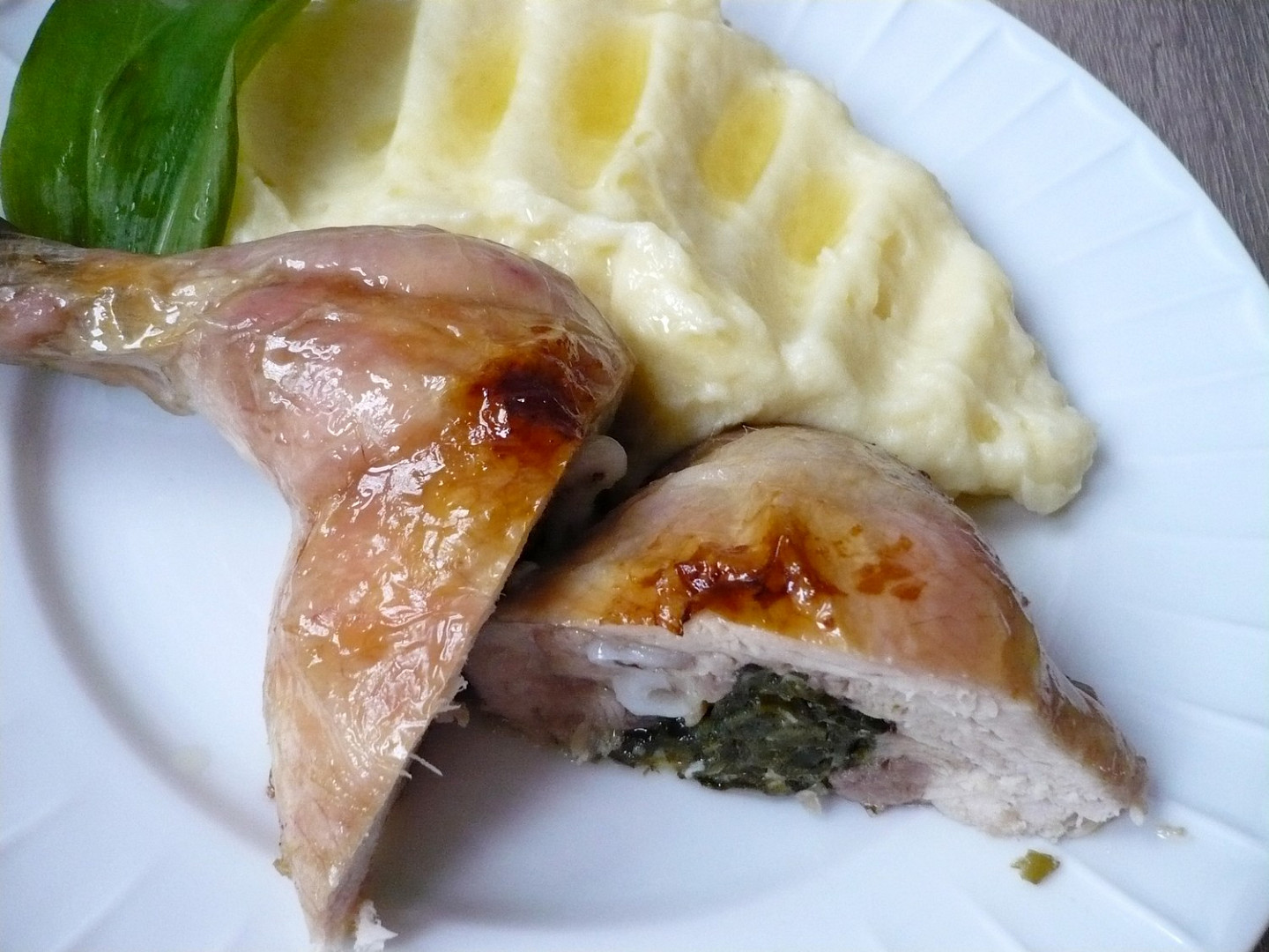 Pečená kuřecí stehna plněná medvědím česnekem a sýrem