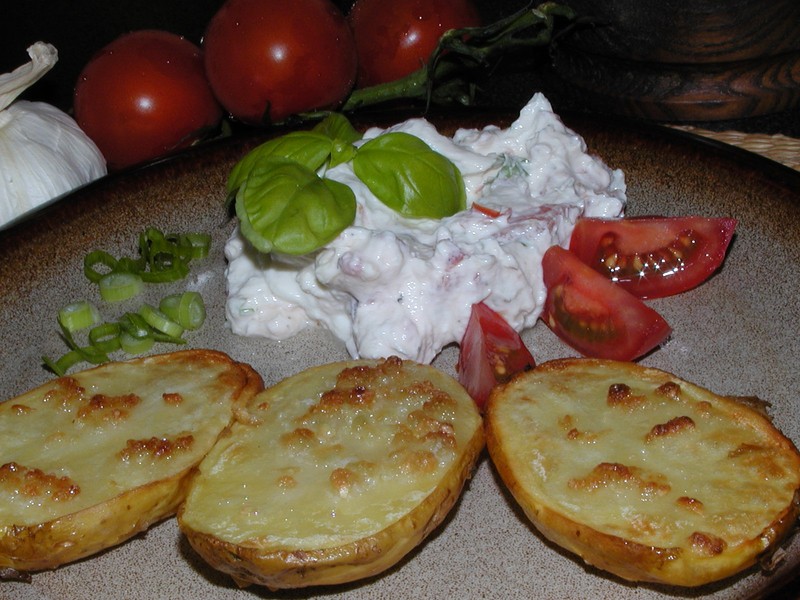 Pečené brambory s bazalkovým tvarohem