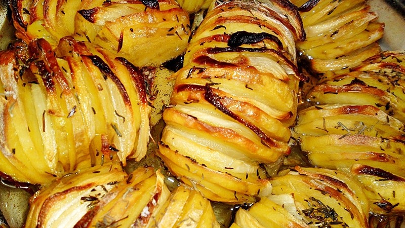 Pečené brambory s cibulí a tymiánem