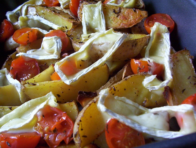 Pečené brambory s grilovanými rajčátky
