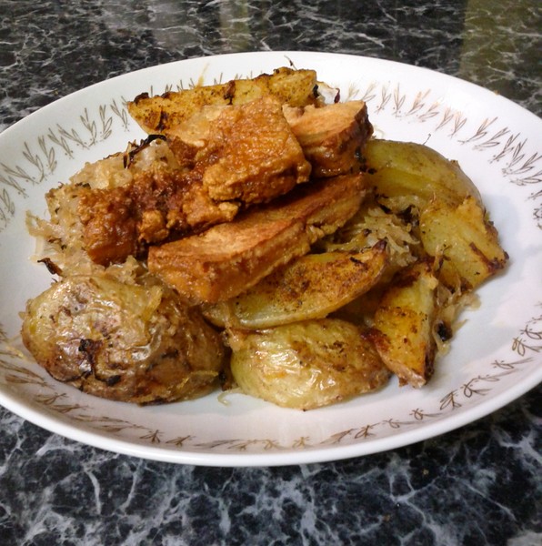 Pečené brambory s kysaným zelím a tofu