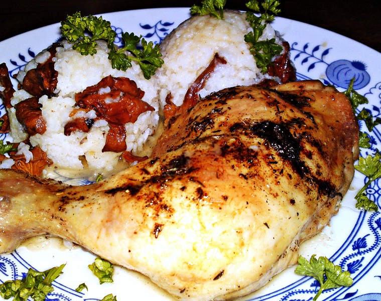 Pečené kuřecí stehno na víně a bylinkách s dušenou rýží s liškami