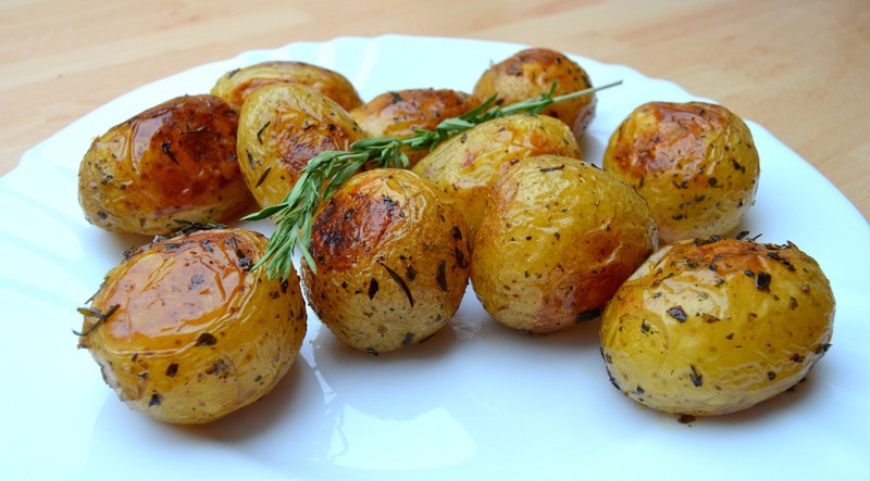 Pečené nové brambory s bylinkami