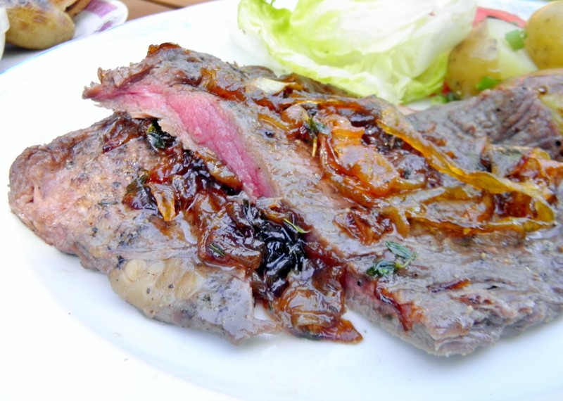 Pepřový flank steak na grilu