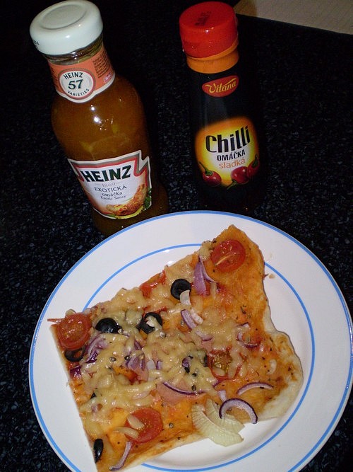 Pizza s olivami, rajským a sýrem - vegan