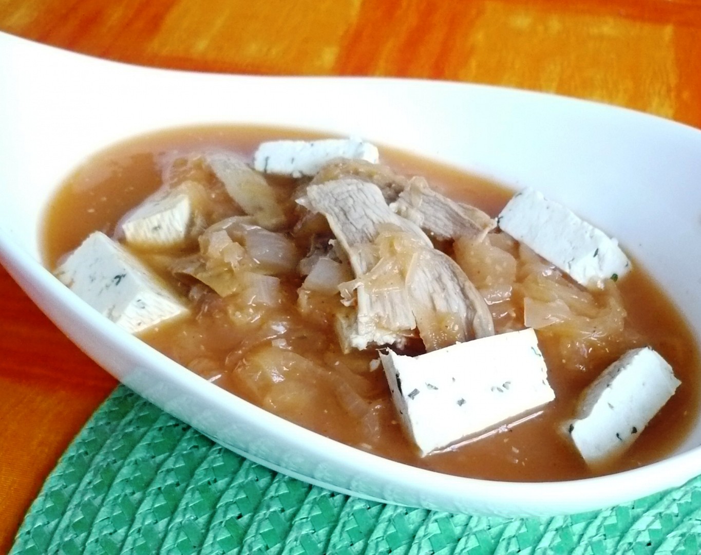 Polévka z kysaného zelí s tofu