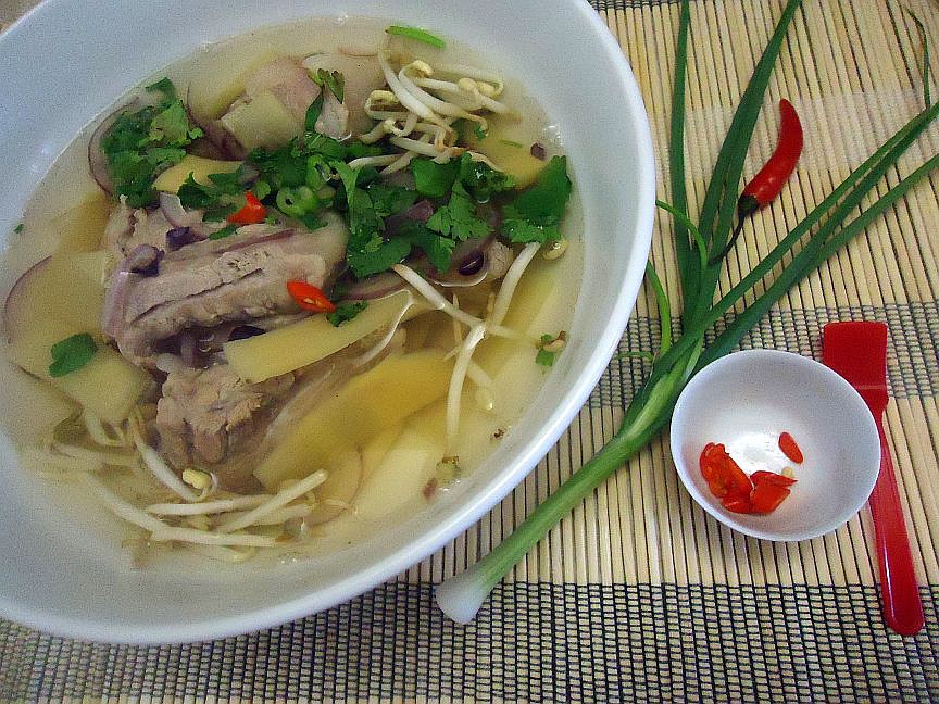 Polévka z vepřových žebírek po vietnamsku
