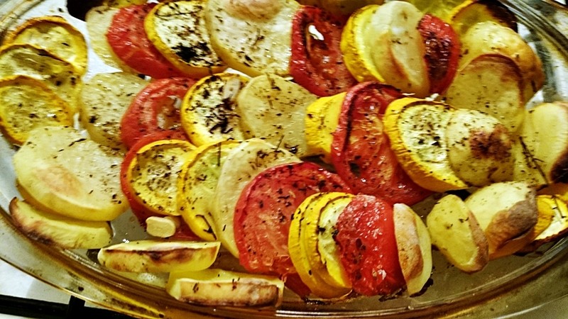 Překládaná žlutá cuketa s brambory a rajčaty