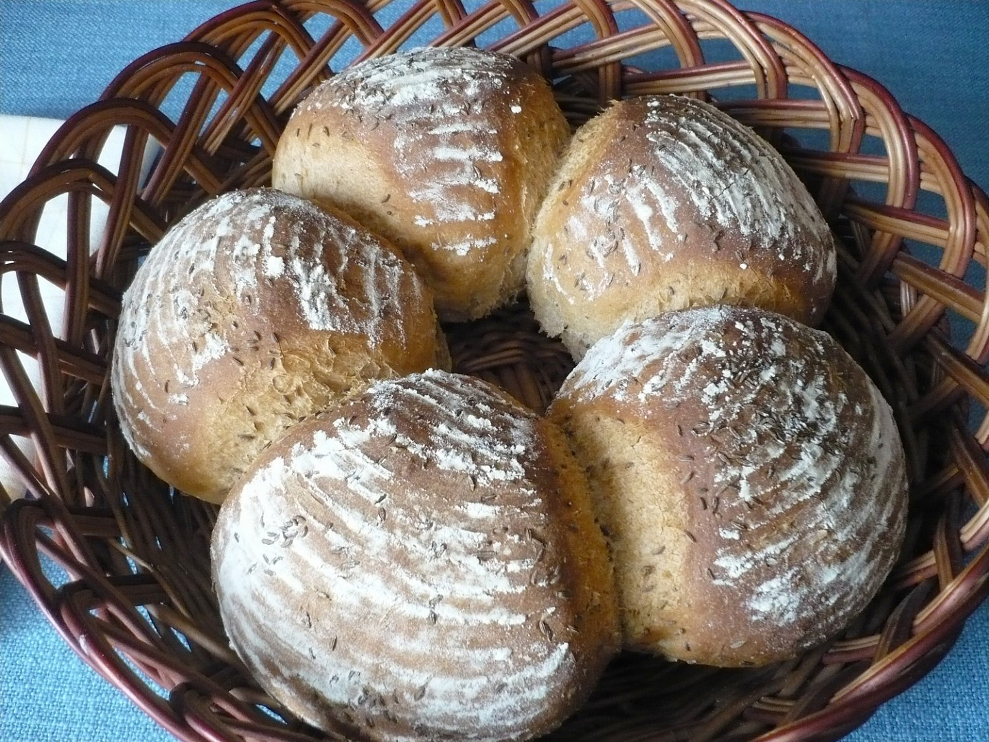 Pšenično-žitný chléb s jogurtem ve tvaru věnce