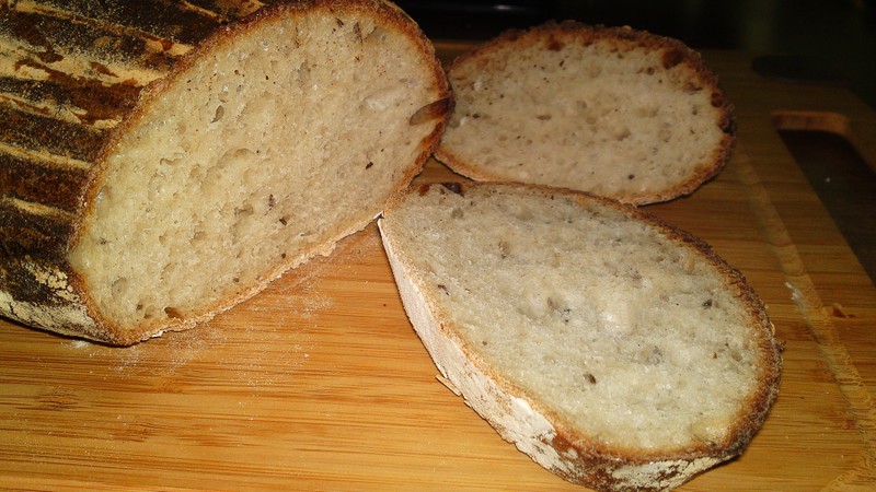 Pšenično-žitný kváskový ošatkový chléb s kombinovaným kynutím