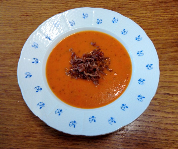 Rajčatová polévka s restovaným mletým masem