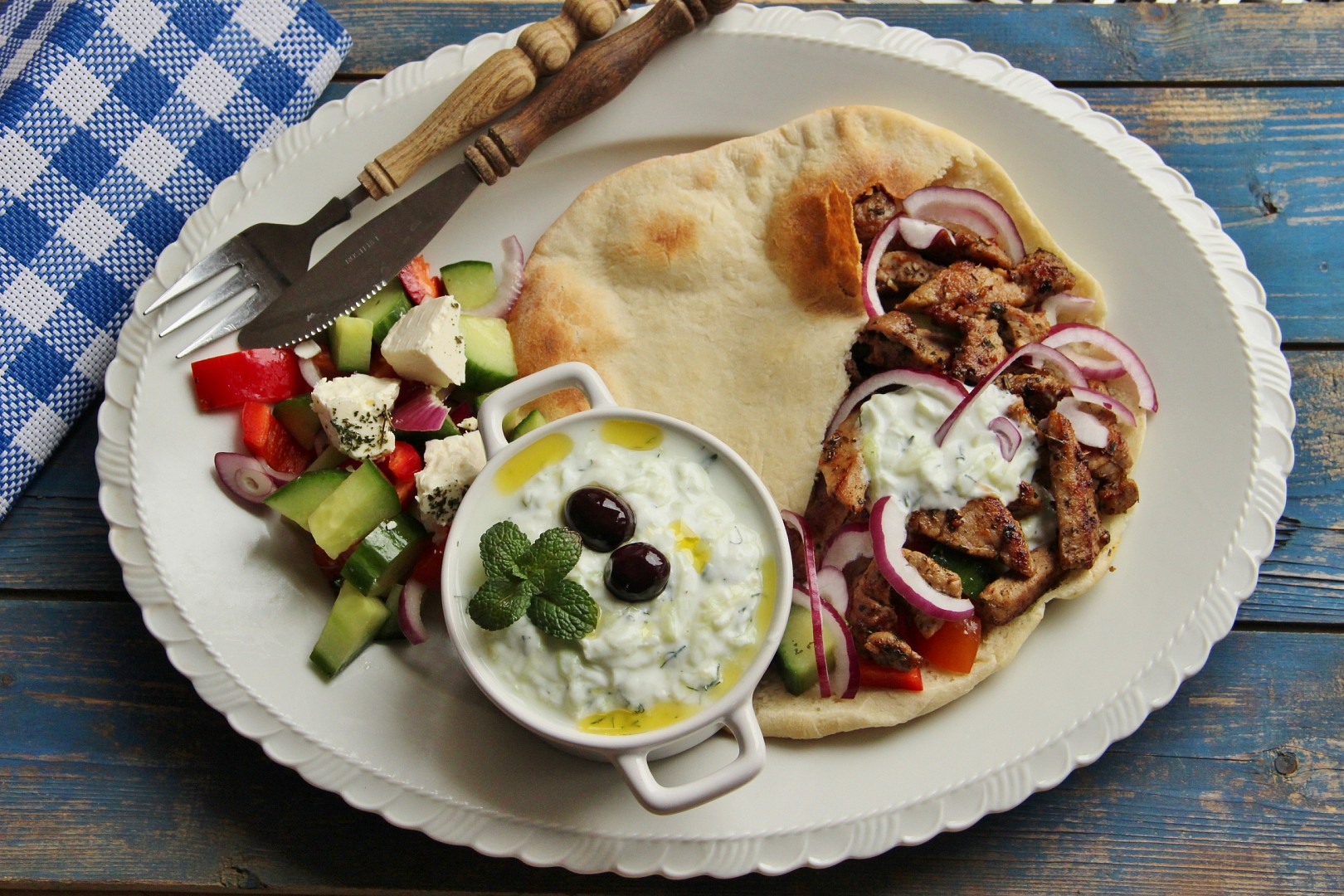 Řecké menu - gyros, tzatziki, řecký salát, pita