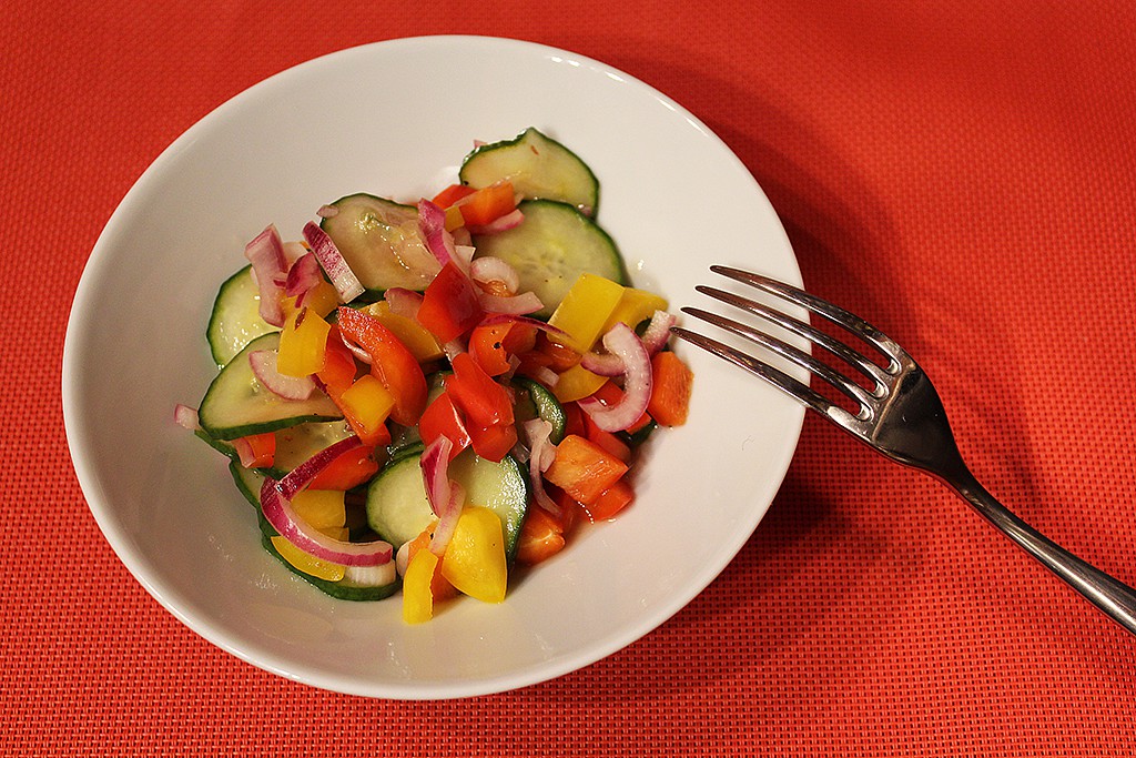 Rychlý okurkový salát s paprikami