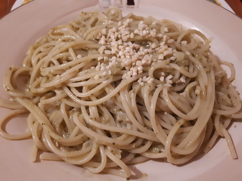 Špagety s bazalkovým pestem a mandlemi