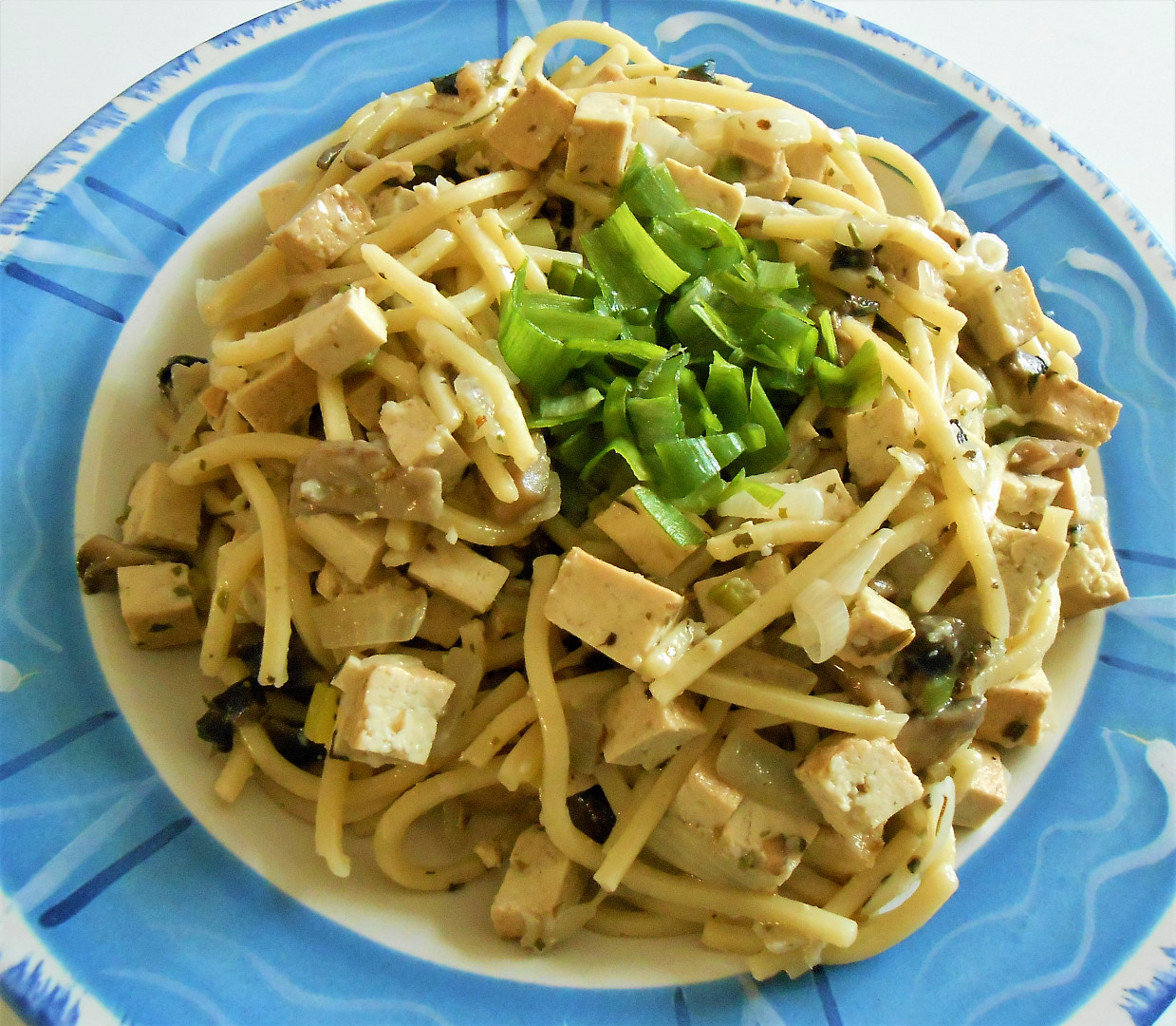 Špagety s žampiony a uzeným tofu (Dělená strava podle LK - Kytičky+zelenina)