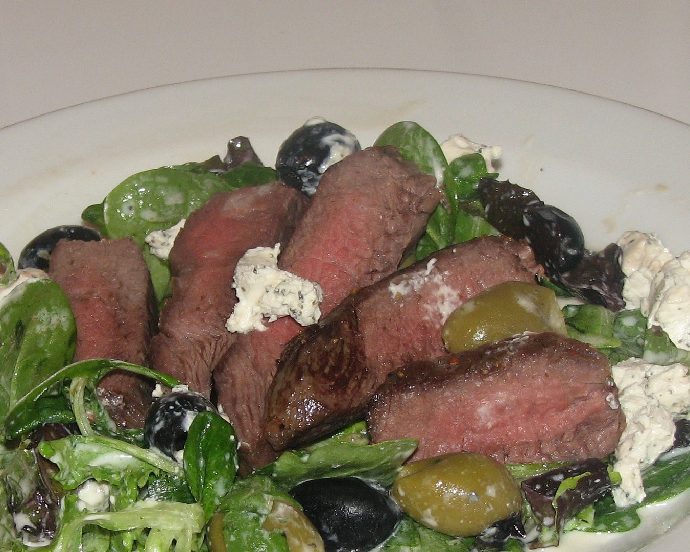 Steak na zeleném salátu s kozím sýrem a olivami