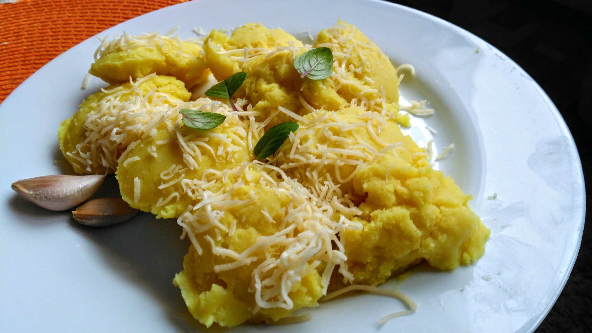 Šťouchané brambory s česnekem, sýrem a zakysanou smetanou