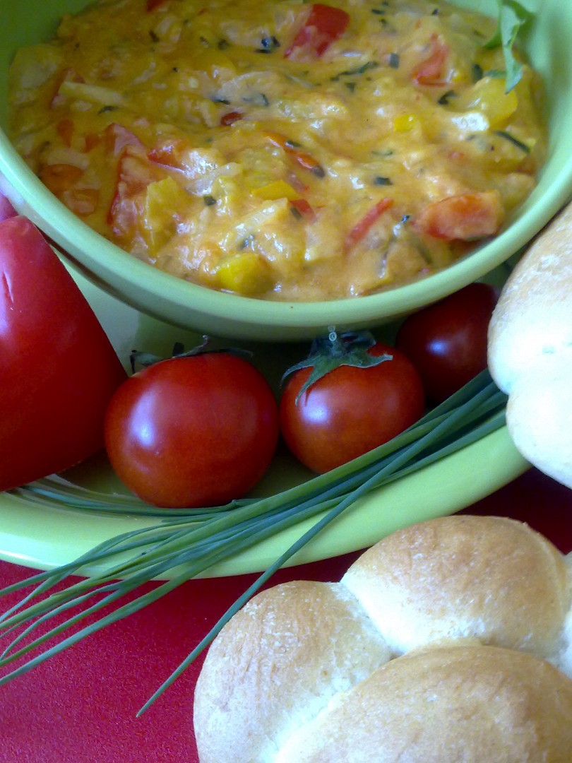 Sýrová ohnivá pomazánka s rajčátkama a chilli papričkama