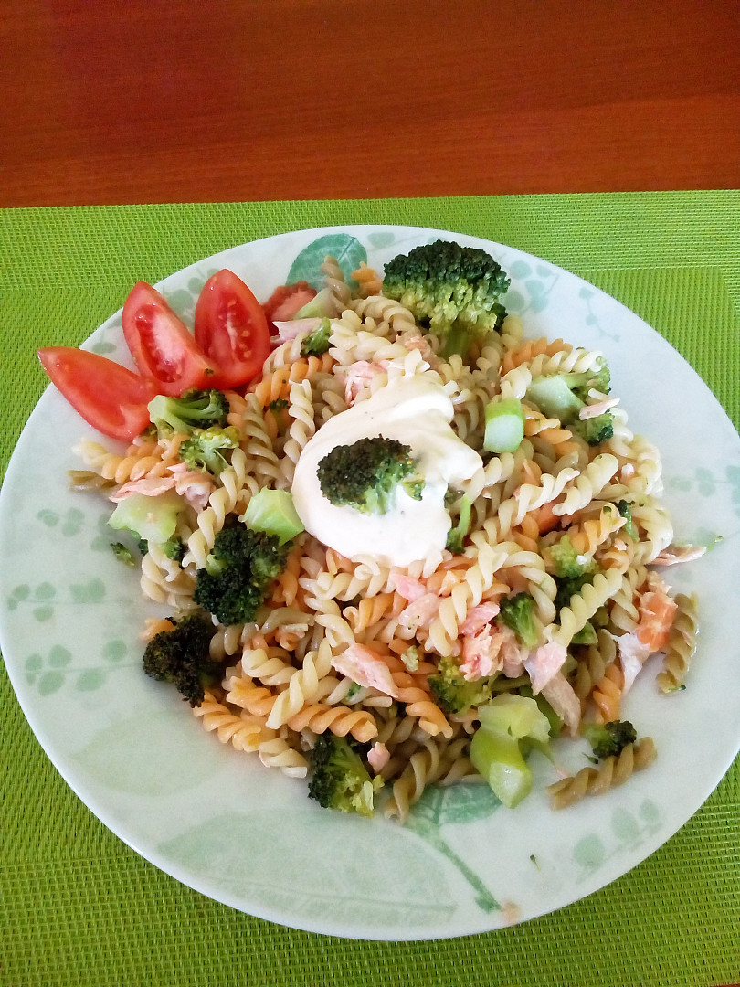 Těstovinový salát s lososem, brokolicí a dipem