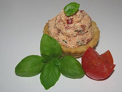 Toastové košíčky s rajčatovo-bazalkovým krémem