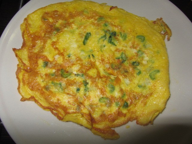 Vaječná omeleta s řapíkatým celerem a balkánským sýrem