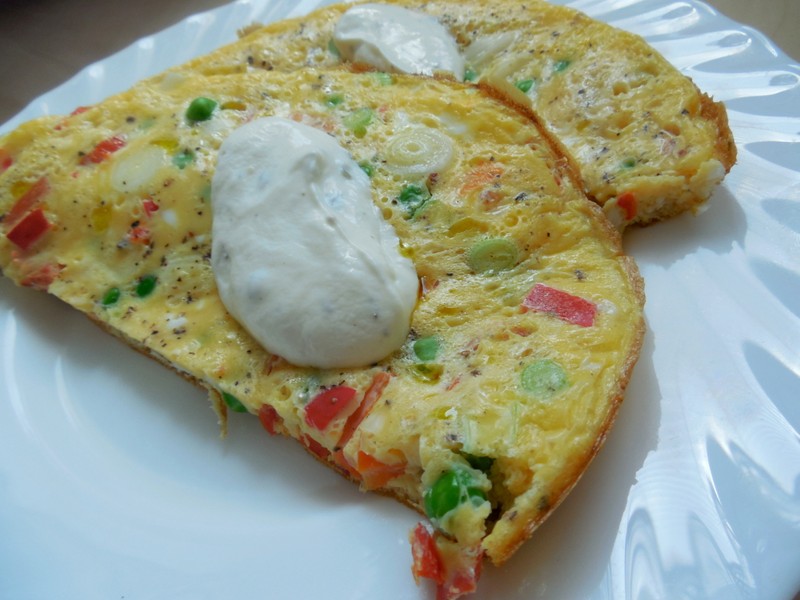 Vaječná omeleta se zeleninou a smetanovým dipem