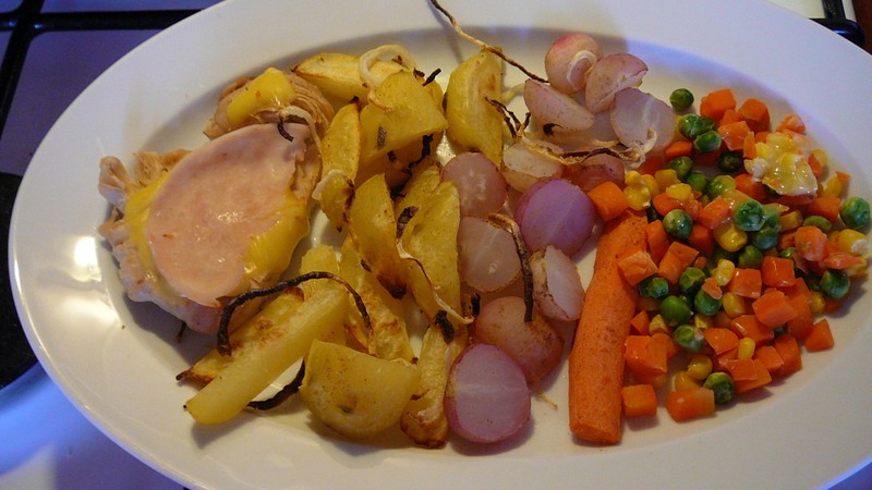 Zapečená kuřecí prsa s brambory a cibulí