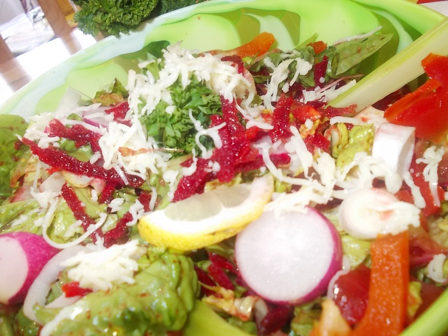 Zdravý barevný salát z několika druhů zeleniny