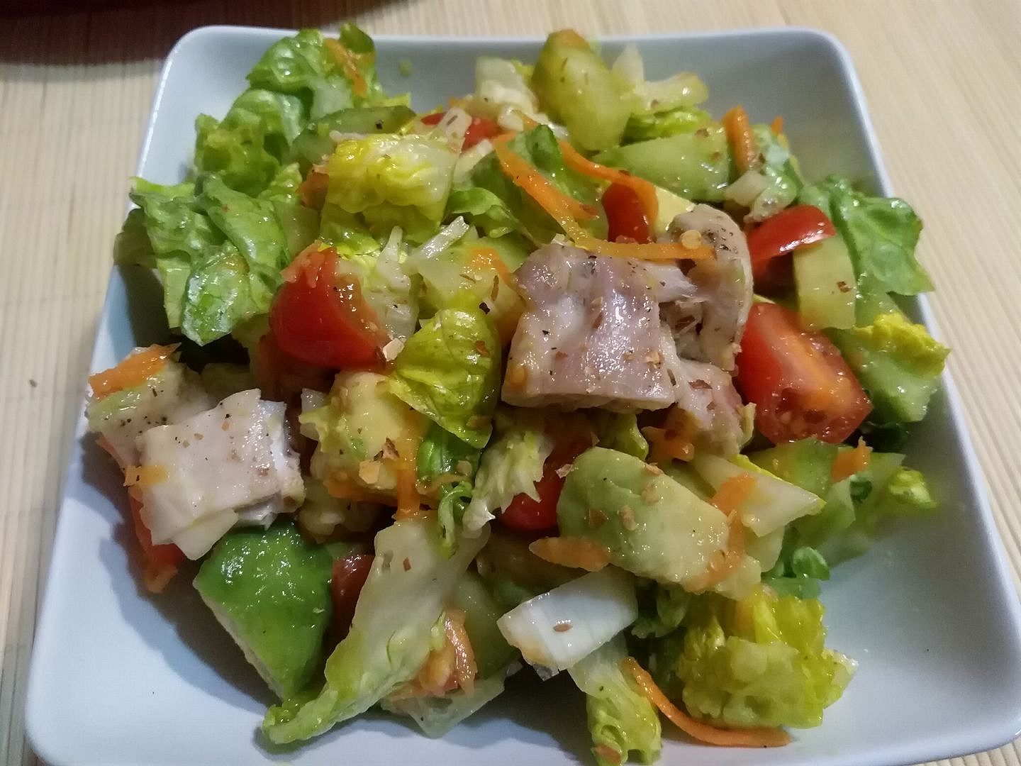 Zeleninový salát s kuřetem a avokádem