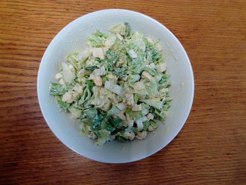 Zeleninový salát s nivou a vejcem